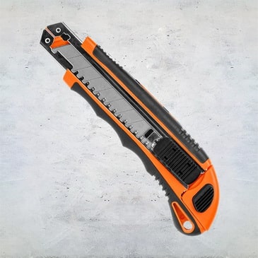 Нож пистолетный с выдвижным лезвием 18мм +3 лезвия STARTUL PROFI