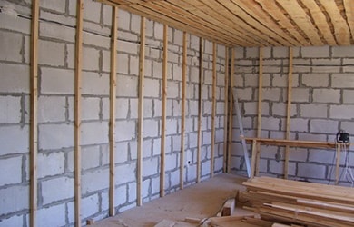 Обрешетка внутренних стен из бруска