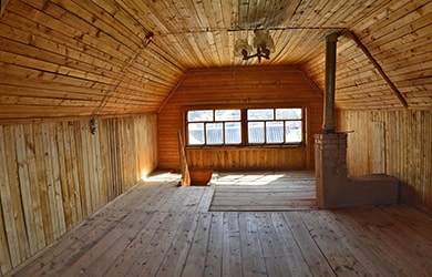 Отделка чердака обрезной доской