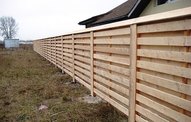 Забор из обрезной доски