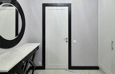 Темный деревянный наличник