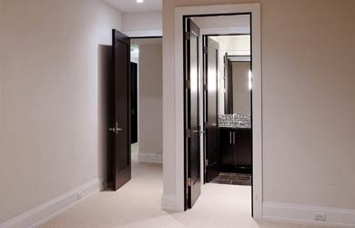 Светлый наличник в интерьере квартиры