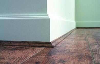 Темный деревянный плинтус