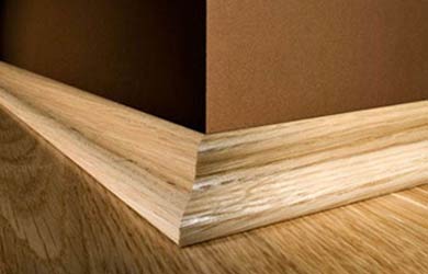 Светлый напольный плинтус