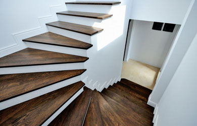 Белая лестница с темными ступенями