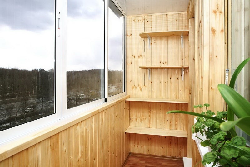 Обшивка балкона деревянной или пластиковой вагонкой